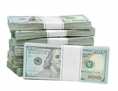 La respuesta corta es no. La necesidad de pagar dinero en efectivo para pagar la fianza ya no existe en Chicago ni en ningún otro lugar de Illinois. Esto es resultado de la Ley SAFE-T, acrónimo de la Ley de Seguridad, Responsabilidad, Justicia y Equidad Hoy. Esta ley ha provocado un cambio importante en el derecho penal del estado de Illinois, pero ha sido ampliamente malinterpretada. Muchos creen que ahora existen cargos penales en el estado de Illinois por los cuales no se puede ser arrestado. Otros han sugerido que ciertos delitos graves no son susceptibles de prisión preventiva, ya que no se mencionan específicamente en la ley. Pero ¿cuál es el impacto real y práctico de la Ley en el sistema de justicia penal? Libertad Previa al Juicio Antes de la Ley Safe-T Es importante comprender desde el principio que la Ley SAFE-T solo modifica un área específica del derecho penal: el trato que se da a las personas acusadas de un delito antes del juicio. Para comprender los cambios, es útil comprender primero la legislación anterior a la Ley SAFE-T. Antes de su implementación, quienes eran acusados de ciertos delitos comparecían ante un juez para una audiencia de fianza. El juez escuchaba los argumentos de la defensa y del fiscal sobre el monto de la fianza que consideraban apropiado. El juez fijaba la fianza en la cantidad que se considerara suficiente para garantizar el regreso del acusado a la corte en espera del juicio. Si el acusado podía pagar dicha fianza, era liberado de la prisión preventiva sujeto a las condiciones de la fianza, que podían o no imponerse. Por lo tanto, la única manera de ser liberado después de ser arrestado y con el monto de la fianza fijado era pagarla. Libertad Previa al Juicio Después de la Ley Safe-T Bajo la Ley SAFE-T, se ha eliminado el uso de fianza en efectivo. En su lugar, la legislatura ha dispuesto que ciertas infracciones penales y de tránsito, así como ciertas categorías de infracciones, sean elegibles para la detención preventiva. Esto significa que el fiscal puede optar por la detención (mantenerlo en prisión mientras su caso está pendiente) si así lo desea en estos casos. El fiscal o el fiscal del estado no están obligados a solicitar la detención, e incluso si solicitan mantenerlo en prisión, no significa necesariamente que el juez lo autorice. Bajo este sistema, si un acusado es detenido o retenido en prisión preventiva, ninguna cantidad de dinero permitirá su liberación. El propósito declarado de la ley era establecer igualdad de condiciones para todas las personas acusadas de un delito. Ahora, bajo el nuevo sistema, la libertad provisional nunca podrá determinarse por el patrimonio, o la falta de él, del acusado. En cambio, el juez considerará diversos factores para determinar si se le debe conceder la libertad provisional. Estos factores se pueden consultar en 725 ILCS 5/110-6.1. ¿Qué Delitos Son Elegibles Para la Prisión Preventiva? La legislatura de Illinois parece haber reservado la posibilidad de prisión preventiva para los delitos más graves. Sin embargo, para muchos acusados en Illinois, es probable que el delito del que se les acusa no sea un delito grave enumerado (listado) ni uno de los pocos delitos menores que pueden ser objeto de prisión preventiva. La lista de delitos y categorías de delitos por los cuales el Fiscal del Estado puede solicitar la detención incluye los siguientes. Para cada uno de estos delitos, el Fiscal del Estado también debe convencer al Juez de que el acusado representa una amenaza real y presente para la seguridad de otras personas en la comunidad para mantenerlo bajo custodia. La lista incluye: • Delitos no violentos por los cuales se requeriría prisión si se es condenado • Dato violento, incluyendo robo, asesinato, robo a mano armada, allanamiento de morada y ciertos delitos de agresión sexual • Acoso agravado o acecho • Violación de una orden de protección • Agresión doméstica agravada o agresión doméstica o Delitos sexuales, excluyendo o Indecencia pública o Adulterio o Fornicación o Bigamia o Prostitución o Solicitación o Obscenidad o Contratación de una prostituta • Disparo agravado de un arma de fuego o ametralladora equipada con silenciador • Disparo agravado de un arma de fuego • Delincuente habitual armado • Disparo imprudente de un arma de fuego • Venta, transferencia o fabricación de ciertas balas y casquillos • Entrega o venta ilegal de armas de fuego • Venta ilegal de armas de fuego por parte de un titular de una licencia de licor • Tráfico de armas de fuego • Entrega o venta ilegal de armas de fuego en una escuela • Compra ilegal de Armas de fuego • Tráfico de armas • Servidumbre involuntaria • Servidumbre sexual involuntaria de un menor • Trata de personas • Posesión ilegal de un arma en un departamento de • Edificio Correccional • Uso ilegal agravado de un arma • Posesión agravada de un arma de fuego robada • Homicidio imprudente • Homicidio involuntario • Robo residencial • Secuestro infantil • Delito grave de poner en peligro a un menor • Delito de odio • Restricción ilegal agravada • Agresión agravada con un arma mortal • Amenaza a un funcionario público • Tortura animal, crueldad agravada y trato cruel a los animales • Conducir bajo los efectos del alcohol (DUI) agravado o por un conductor de autobús escolar con pasajeros o que causó grandes lesiones corporales o que causó la muerte o después de un homicidio imprudente previo o que causó daños a un menor de 16 años • Cualquier persona acusada de intentar cometer cualquiera de los delitos mencionados anteriormente ¿Cuál es el Proceso si se le Acusa de un Delito? Una vez que se le acusa de un delito, el proceso inicial no es muy diferente. Si se le acusa de un delito que no se encuentra entre los delitos que dan lugar a detención mencionados anteriormente, es muy probable que lo liberen directamente de la comisaría. Sin embargo, si se le acusa de un delito que da lugar a detención, lo más probable es que lo lleven a un juez para que lo vea, quien determinará si se le debe conceder la libertad provisional. Si el fiscal del condado en el que se le acusa determina que usted es elegible para ser detenido y desea solicitar al juez que lo mantenga bajo custodia, deberá firmar una petición verificada solicitando que el juez lo detenga. De lo contrario, será liberado y podría tener que cumplir con ciertas condiciones para permanecer libre antes del juicio. ¿Cómo Funciona Una Audiencia de Detención? Si se determina que usted cumple los requisitos para ser detenido (detención preventiva), el juez celebrará una audiencia. Si se le acusa de un delito grave, en esta audiencia el Estado debe demostrar, a satisfacción del juez, que es probable que usted haya cometido el delito que se le imputa. También debe demostrar que usted representa un peligro real para una persona específica o para la comunidad en general. Finalmente, debe demostrar que ninguna condición que el tribunal pueda imponerle, en caso de ser puesto en libertad, sería suficiente para garantizar la seguridad de la comunidad o de la persona para la que representa un peligro. Además, si se le acusa de un delito grave de clase 3 o superior, el Estado puede alegar que, independientemente de si representa un riesgo para los demás o para la comunidad, existe el riesgo de que no comparezca ante el tribunal si es liberado. Si el Estado puede demostrar que existe el riesgo de que se fugue, el juez aún puede detenerlo. En tales circunstancias, el Estado debe demostrar que es probable que haya cometido el delito imputado y que ninguna condición que el tribunal pudiera imponer le impediría comparecer ante el tribunal. Hable Con un Equipo Legal Experimentado Entonces, ¿qué significa la Ley SAFE-T para usted si se le acusa de un delito? En esencia, a menos que se le acuse de un delito muy grave, lo más probable es que no sea detenido. El número de acusados detenidos antes del juicio se ha reducido considerablemente desde la implementación de la Ley SAFE-T. ¿Preguntas? Llámenos al (800) 996-4824 y permita que los abogados con amplia experiencia de Mitchell S. Sexner & Associates LLC le brinden una consulta gratuita sobre su caso. 